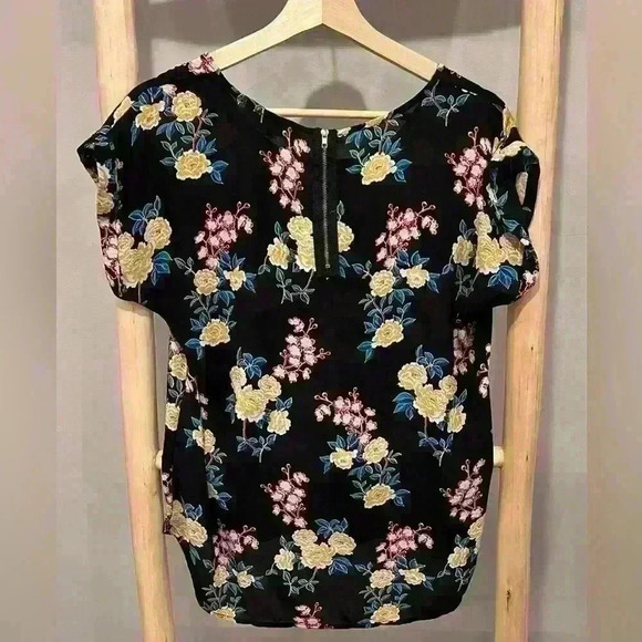 Pink Rose size medium sheer blouse - Picture 2 of 6